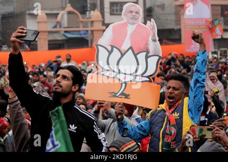 I sostenitori del partito indiano Bharatiya Janata (BJP) si rallegrano durante un incontro pubblico del ministro dell'Unione Amit Shah nella zona di Ghaziabad Loni, in vista delle elezioni dell'assemblea di stato a Utttar Pradesh, India, il 3 febbraio 2022. (Foto di Mayank Makhija/NurPhoto) Foto Stock