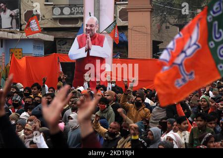 I sostenitori del partito indiano Bharatiya Janata (BJP) si rallegrano durante un incontro pubblico del ministro dell'Unione Amit Shah nella zona di Ghaziabad Loni, in vista delle elezioni dell'assemblea di stato a Utttar Pradesh, India, il 3 febbraio 2022. (Foto di Mayank Makhija/NurPhoto) Foto Stock