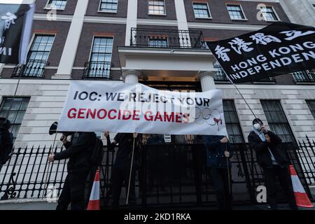 LONDRA, REGNO UNITO - 03 FEBBRAIO 2022: Gli attivisti hanno una bandiera durante una protesta al di fuori dell'ambasciata cinese contro le violazioni dei diritti umani contro i musulmani, i tibetani e gli Hong Kongers di Uyghur alla vigilia delle Olimpiadi invernali di Pechino 2022 il 03 febbraio 2022 a Londra, Inghilterra. (Foto di Wiktor Szymanowicz/NurPhoto) Foto Stock