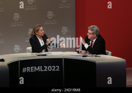 Movimento di sinistra francese la France Insoumise (LFI) leader del partito, deputato e candidato alle elezioni presidenziali francesi del 2022 Jean-Luc Melenchon (R) parla con la giornalista francese e ospite televisivo Anne-Sophie Lapix (L) alla fondazione Abbe Pierre a Parigi, il 2 febbraio 2022, nel corso di una conferenza sugli alloggi poveri in Francia. (Foto di Michel Stoupak/NurPhoto) Foto Stock