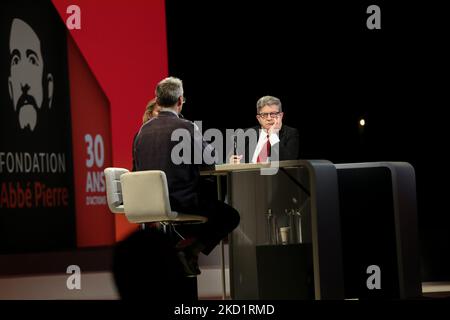 Movimento di sinistra francese la France Insoumise (LFI) leader del partito, deputato e candidato alle elezioni presidenziali francesi del 2022 Jean-Luc Melenchon (C) parla con la giornalista francese e ospite televisivo Anne-Sophie Lapix (L) alla fondazione Abbe Pierre a Parigi, il 2 febbraio 2022, durante una conferenza sugli alloggi poveri in Francia. (Foto di Michel Stoupak/NurPhoto) Foto Stock