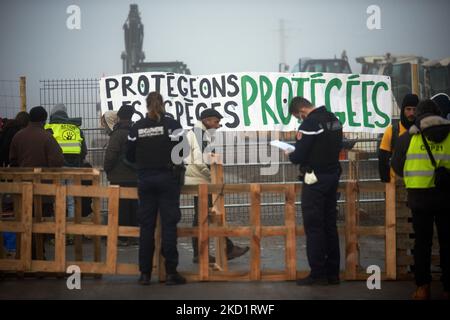 I poliziotti prendono le identità dell'attivista che blocca l'ingresso del progetto del Terra2. Diverse decine di attivisti di XR, ANV-COP21, ATTAC, Gioventù per il clima si sono riuniti a Saint Sulpice la Pointe per bloccare il cantiere del gigantesco magazzino del Terra2. Si oppongono a un gigantesco magazzino progettato per Amazon o Alibaba e che copre diversi campi agricoli. Il capannone principale shoud è di 533 m di lunghezza, 125m di larghezza e 17m di altezza, sarebbe nella top 10 dei più grandi magazzini in Francia. I lavori di costruzione non avrebbero dovuto iniziare questo inverno, poiché la fermata Terra2 ha chiesto alla giustizia di giudicare il Foto Stock