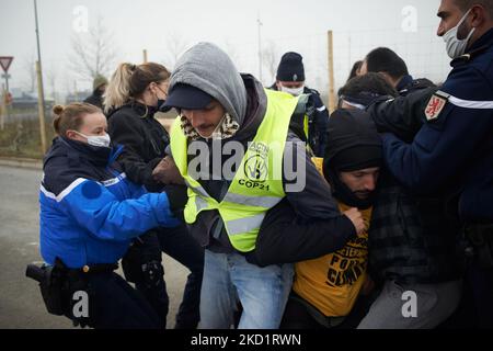 I poliziotti rimuovono gli attivisti dall'ingresso del cantiere. Diverse decine di attivisti di XR, ANV-COP21, ATTAC, Gioventù per il clima si sono riuniti a Saint Sulpice la Pointe per bloccare il cantiere del gigantesco magazzino del Terra2. Si oppongono a un gigantesco magazzino progettato per Amazon o Alibaba e che copre diversi campi agricoli. Il capannone principale shoud è di 533 m di lunghezza, 125m di larghezza e 17m di altezza, sarebbe nella top 10 dei più grandi magazzini in Francia. I lavori di costruzione non dovrebbero essere iniziati quest'inverno perché la fermata Terra2 ha chiesto alla giustizia di giudicare i legali Foto Stock