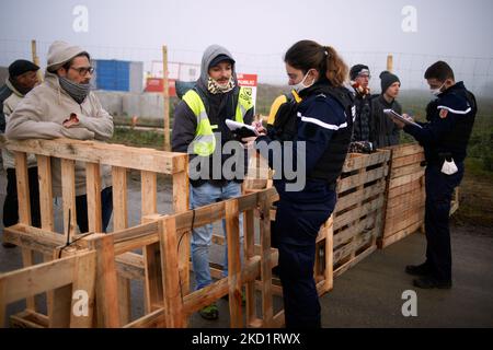 I poliziotti prendono le identità dell'attivista che blocca l'ingresso del progetto del Terra2. Diverse decine di attivisti di XR, ANV-COP21, ATTAC, Gioventù per il clima si sono riuniti a Saint Sulpice la Pointe per bloccare il cantiere del gigantesco magazzino del Terra2. Si oppongono a un gigantesco magazzino progettato per Amazon o Alibaba e che copre diversi campi agricoli. Il capannone principale shoud è di 533 m di lunghezza, 125m di larghezza e 17m di altezza, sarebbe nella top 10 dei più grandi magazzini in Francia. I lavori di costruzione non avrebbero dovuto iniziare questo inverno, poiché la fermata Terra2 ha chiesto alla giustizia di giudicare il Foto Stock