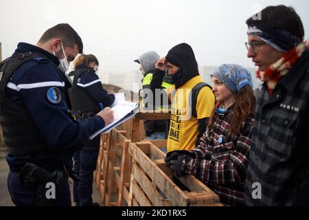 I poliziotti prendono le identità dell'attivista che blocca l'ingresso del progetto del Terra2. Diverse decine di attivisti di XR, ANV-COP21, ATTAC, Gioventù per il clima si sono riuniti a Saint Sulpice la Pointe per bloccare il cantiere del gigantesco magazzino del Terra2. Si oppongono a un gigantesco magazzino progettato per Amazon o Alibaba e che copre diversi campi agricoli. Il capannone principale shoud è di 533 m di lunghezza, 125m di larghezza e 17m di altezza, sarebbe nella top 10 dei più grandi magazzini in Francia. I lavori di costruzione non avrebbero dovuto iniziare questo inverno, poiché la fermata Terra2 ha chiesto alla giustizia di giudicare il Foto Stock