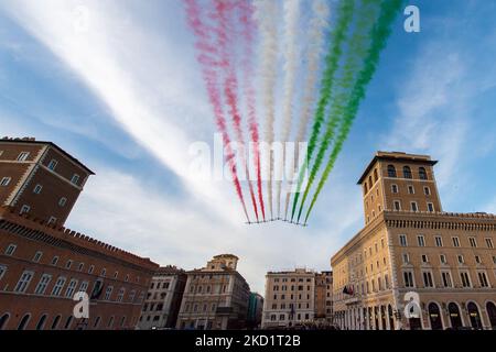 La frecce Tricolori prende il cielo su Roma e l'altare della Patria per rendere omaggio al giuramento di incarico del Presidente della Repubblica Sergio Mattarella. Roma, 3 febbraio 2022 (Foto di Riccardo Fabi/NurPhoto) Foto Stock