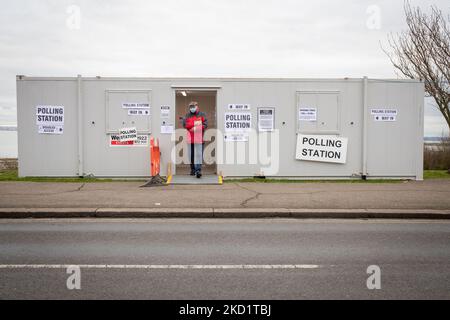 I residenti di Southend West arrivano a votare in un seggio elettorale locale per sostituire il deputato assassinato Sir David Amess giovedì 3rd febbraio 2022. (Foto di Lucy North/MI News/NurPhoto) Foto Stock