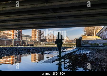 L'estrema secchezza della Dora Riparia, affluente del po, nella parte che passa a Torino. Dopo un periodo di siccità costante, il fiume po e il suo bacino hanno una portata d'acqua inferiore alla metà del normale. Le previsioni a lungo termine non indicano che a breve termine il tempo cambierà con le precipitazioni persistenti. La siccità non è un fenomeno insolito, ma la frequenza con cui si ripresenta negli ultimi anni sta diventando preoccupante anche per gli impatti che ha sugli animali, sulla flora e sulle attività agricole. (Foto di Mauro Ujetto/NurPhoto) Foto Stock