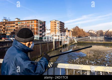 Un pensionato indica l'estrema secchezza della Dora Riparia, affluente del po, nella parte che passa a Torino. Dopo un periodo di siccità costante, il fiume po e il suo bacino hanno una portata d'acqua inferiore alla metà del normale. Le previsioni a lungo termine non indicano che a breve termine il tempo cambierà con le precipitazioni persistenti. La siccità non è un fenomeno insolito, ma la frequenza con cui si ripresenta negli ultimi anni sta diventando preoccupante anche per gli impatti che ha sugli animali, sulla flora e sulle attività agricole. (Foto di Mauro Ujetto/NurPhoto) Foto Stock