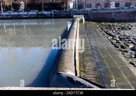 L'estrema secchezza della Dora Riparia, affluente del po, nella parte che passa a Torino. Dopo un periodo di siccità costante, il fiume po e il suo bacino hanno una portata d'acqua inferiore alla metà del normale. Le previsioni a lungo termine non indicano che a breve termine il tempo cambierà con le precipitazioni persistenti. La siccità non è un fenomeno insolito, ma la frequenza con cui si ripresenta negli ultimi anni sta diventando preoccupante anche per gli impatti che ha sugli animali, sulla flora e sulle attività agricole. (Foto di Mauro Ujetto/NurPhoto) Foto Stock