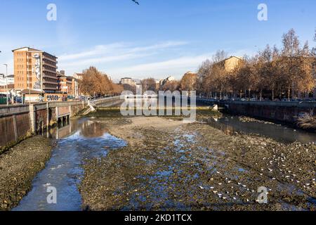 L'estrema secchezza della Dora Riparia, affluente del po, nella parte che passa a Torino. Dopo un periodo di siccità costante, il fiume po e il suo bacino hanno una portata d'acqua inferiore alla metà del normale. Le previsioni a lungo termine non indicano che a breve termine il tempo cambierà con le precipitazioni persistenti. La siccità non è un fenomeno insolito, ma la frequenza con cui si ripresenta negli ultimi anni sta diventando preoccupante anche per gli impatti che ha sugli animali, sulla flora e sulle attività agricole. (Foto di Mauro Ujetto/NurPhoto) Foto Stock