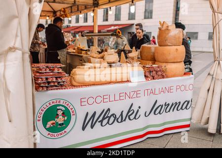 Cracovia, Polonia, Europa - Ottobre 21 2022: Latticini e prodotti a base di carne. Mercato del latte e della carne. Ampia selezione di formaggi su tipico agricoltore italiano Foto Stock