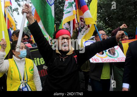 I tibetani urlano slogan mentre marciano verso l'ambasciata cinese durante una protesta contro le Olimpiadi invernali di Pechino a Nuova Delhi, in India, il 4 febbraio 2022. (Foto di Mayank Makhija/NurPhoto) Foto Stock