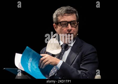 Il Ministro italiano del lavoro e delle politiche sociali, Andrea Orlando, a Thatre massimo, a Palermo, durante il convegno "Italia Domani - dialoghi sulla ripresa e la resilienza Nazionale", un incontro promosso dalla Presidenza del Consiglio dei Ministri, al dialogo con i cittadini, Le imprese e le amministrazioni locali a seguito del contenuto e dell'adeguatezza del PNRR. Italia, Sicilia, Palermo, 04 febbraio 2022. (Foto di Francesco Militello Mirto/NurPhoto) Foto Stock