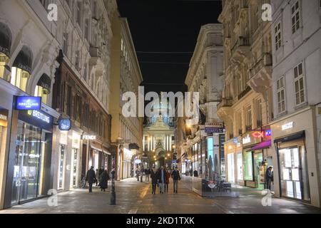 Vista serale della storica via Kohlmarkt nel centro storico di Vienna, Austria. Gennaio 2022. (Foto di Maxym Marusenko/NurPhoto) Foto Stock