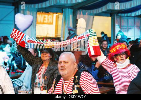 I visitatori del concerto sono visti con abiti da carnevale tenere una sciarpa di carnevale durante il concerto di carnevale tenuto a Colonia, Germania il 4 febbraio 2022 come Omicron Waves colpisce il nuovo record in Germania (Photo by Ying Tang/NurPhoto) Foto Stock