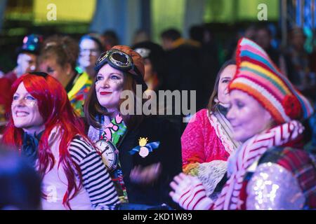 I visitatori del concerto vengono visti con abiti da carnevale durante il concerto di carnevale tenutosi a Colonia, in Germania il 4 febbraio 2022, mentre Omicron Waves raggiunge il nuovo record in Germania (Photo by Ying Tang/NurPhoto) Foto Stock