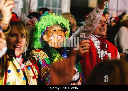 I visitatori del concerto vengono visti con abiti da carnevale durante il concerto di carnevale tenutosi a Colonia, in Germania il 4 febbraio 2022, mentre Omicron Waves raggiunge il nuovo record in Germania (Photo by Ying Tang/NurPhoto) Foto Stock