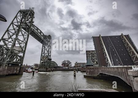 L'iconico ponte storico De Hef - Koningshavenbrug nella città portuale olandese di Rotterdam può essere smantellato perché il superyacht Jeff Bezos passi sotto, poiché l'albero della barca a vela supera l'altezza del ponte. Il ponte a due torri con ascensore è un vecchio ponte ferroviario di acciaio che collega l'isola, Noordereiland nel fiume Maas nella parte meridionale di Rotterdam. Il ponte fu costruito nel 1877 e subì danni durante i bombardamenti tedeschi del 1940. Dal 2017, dopo i lavori di ristrutturazione, il comune promise che il ponte non sarebbe mai più stato smantellato. Il superyacht per il multibi Foto Stock