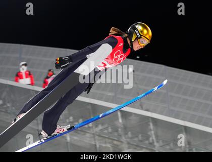 Juliane Seyfarth dalla Germania durante il salto con gli sci ai Giochi Olimpici invernali di Pechino 2022 al Zhangjiakou Genting Snow Park il 5 febbraio 2022 a Zhangjiakou, Cina. (Foto di Ulrik Pedersen/NurPhoto) Foto Stock