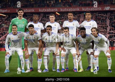 Real Madrid (L-R) Thibaut Courtois, David Alaba, toni Kroos, Eder Militao, Casemiro, Lucas Vazquez, Marco Asensio, Rodrygo, Nacho Fernandez, Vinicius Junior, Luka Modric durante la finale del quartiere della Copa del Rey tra Athletic Club e Real Madrid all'Estadio de San Mames il 3 febbraio 2022 a Bilbao, Spagna. (Foto di Jose Breton/Pics Action/NurPhoto) Foto Stock