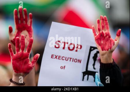 Colonia, Germania. 05th Nov 2022. La gente partecipa alla "marcia per la libertà" e ha dipinto le mani rosse. La manifestazione sulla politica dell'Ucraina e dell'Iran è organizzata, tra l'altro, dall'associazione tedesco-Ucraina Blue-Yellow Cross. Tedeschi, ucraini e iraniani devono muoversi insieme. Credit: Marius Becker/dpa/Alamy Live News Foto Stock