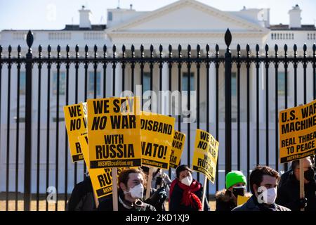 I manifestanti partecipano ad un raduno contro ciò che considerano aggressione da parte degli Stati Uniti e della NATO, il 5 febbraio 2022, a Washington, DC. I manifestanti chiedono l’abolizione della NATO, nessun Usa era in Russia, e la riduzione del budget per la difesa degli Stati Uniti per affrontare i problemi in patria. Il raduno è stato sponsorizzato dai gruppi anti-guerra CODEPINK, ANSWER Coalition, Black Alliance for Peace, e la resistenza popolare. (Foto di Allison Bailey/NurPhoto) Foto Stock