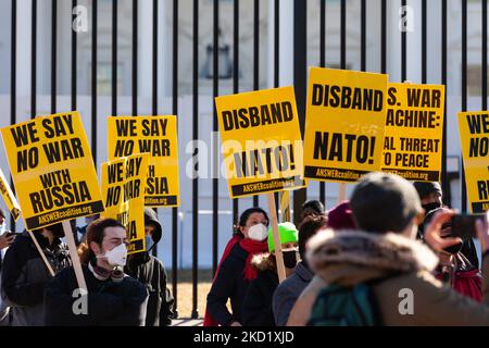 I manifestanti partecipano ad un raduno contro ciò che considerano aggressione da parte degli Stati Uniti e della NATO, il 5 febbraio 2022, a Washington, DC. I manifestanti chiedono l’abolizione della NATO, nessun Usa era in Russia, e la riduzione del budget per la difesa degli Stati Uniti per affrontare i problemi in patria. Il raduno è stato sponsorizzato dai gruppi anti-guerra CODEPINK, ANSWER Coalition, Black Alliance for Peace, e la resistenza popolare. (Foto di Allison Bailey/NurPhoto) Foto Stock