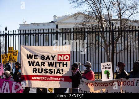 I membri della ANSWER Coalition e della Black Alliance for Peace partecipano a un raduno contro ciò che considerano aggressione da parte degli Stati Uniti e della NATO, il 5 febbraio 2022, a Washington, DC. I manifestanti chiedono l’abolizione della NATO, nessun Usa era in Russia, e la riduzione del budget per la difesa degli Stati Uniti per affrontare i problemi in patria. Il raduno è stato sponsorizzato dai gruppi anti-guerra CODEPINK, ANSWER Coalition, Black Alliance for Peace, e la resistenza popolare. (Foto di Allison Bailey/NurPhoto) Foto Stock