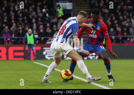 LONDRA, UK FEB 5th Bryn Morris di Hartlepool si è Unito in azione con Jeffrey Schlupp di Crystal Palace durante la partita di fa Cup tra Crystal Palace e Hartlepool United a Selhurst Park, Londra, sabato 5th febbraio 2022. (Foto di Mark Fletcher/MI News/NurPhoto) Foto Stock