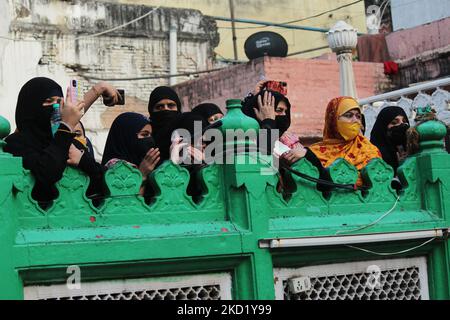 Le donne musulmane osservano come i devoti assaliti il Nizamuddin Dargah abbracciato in giallo in occasione del 'Sufi Basant' a Nuova Delhi, India il 5 febbraio 2022. Il festival di primavera indù o Sufi Basant come è popolarmente noto, risale al 12th ° secolo quando il poeta celebrato Amir Khurrow dedicato le sue canzoni di primavera al suo khwaja (maestro spirituale) Hazrat Nizamuddin Auliya. (Foto di Mayank Makhija/NurPhoto) Foto Stock