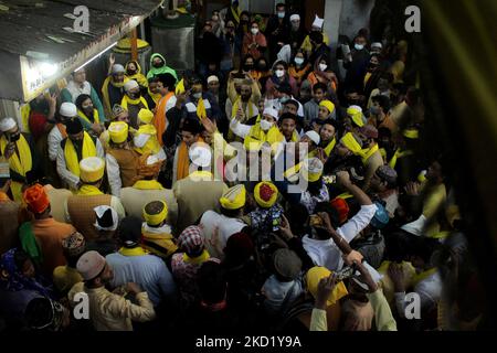 I devoti trono il Nizamuddin Dargah abbracciato in giallo in occasione del 'Sufi Basant' a Nuova Delhi, India il 5 febbraio 2022. Il festival di primavera indù o Sufi Basant come è popolarmente noto, risale al 12th ° secolo quando il poeta celebrato Amir Khurrow dedicato le sue canzoni di primavera al suo khwaja (maestro spirituale) Hazrat Nizamuddin Auliya. (Foto di Mayank Makhija/NurPhoto) Foto Stock