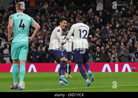 Tottenham Forward Heung-min Son celebra il gol di Emerson Royal durante la partita di fa Cup tra Tottenham Hotspur e Brighton e Hove Albion allo stadio Tottenham Hotspur di Londra sabato 5th febbraio 2022. (Foto di Jon Bromley/MI News/NurPhoto) Foto Stock