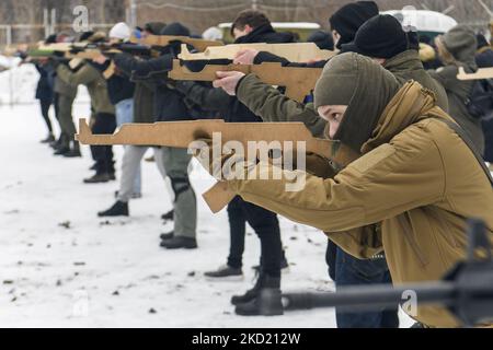 I cittadini di Kyiv partecipano a un addestramento militare aperto per i civili condotto dai veterani del battaglione della Guardia Nazionale Ucraina Azov, in mezzo alla minaccia di invasione russa in Ucraina. Kiev, Ucraina 6 febbraio 2022. (Foto di Maxym Marusenko/NurPhoto) Foto Stock