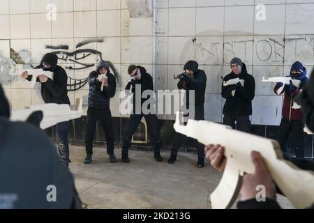 I cittadini di Kyiv partecipano a un addestramento militare aperto per i civili condotto dai veterani del battaglione della Guardia Nazionale Ucraina Azov, in mezzo alla minaccia di invasione russa in Ucraina. Kiev, Ucraina 6 febbraio 2022. (Foto di Maxym Marusenko/NurPhoto) Foto Stock