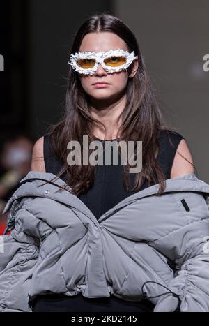 Un modello presenta una creazione del designer ungherese Cukovy durante il BCEFW AW22/23 il 6 febbraio 2022 al Museo delle Belle Arti di Budapest, Ungheria. (Foto di Robert Szaniszló/NurPhoto) Foto Stock