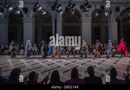 Un modello presenta una creazione del designer ungherese Cukovy durante il BCEFW AW22/23 il 6 febbraio 2022 al Museo di Belle Arti di Budapest, Ungheria. (Foto di Robert Szaniszló/NurPhoto) Foto Stock