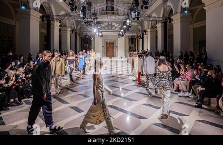 Un modello presenta una creazione del designer ungherese Nanushka durante il BCEFW AW22/23 il 6 febbraio 2022 al Museo di Belle Arti di Budapest, Ungheria. (Foto di Robert Szaniszló/NurPhoto) Foto Stock