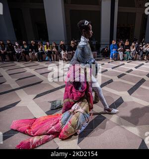 Un modello presenta una creazione del designer ungherese Cukovy durante il BCEFW AW22/23 il 6 febbraio 2022 al Museo delle Belle Arti di Budapest, Ungheria. (Foto di Robert Szaniszló/NurPhoto) Foto Stock