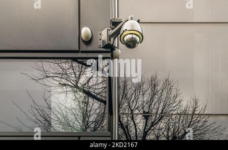 Telecamera di sorveglianza per il montaggio su pareti esterne di un edificio moderno. Il concetto di sorveglianza ed ispezione visiva che è stato sviluppato, Selecti Foto Stock