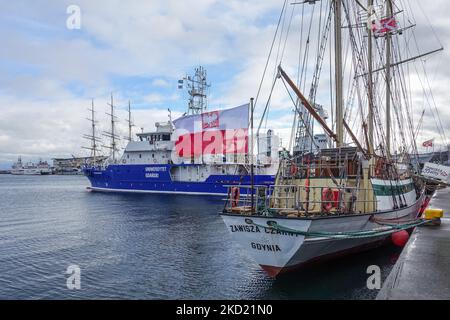 La nave a vela S/Y Zawisza Czarny di proprietà dell'Associazione Polacca Scouting e Guiding, ZHP con una bandiera di Polonia esposta a poppa si trova a Danzica, Polonia il 6 febbraio 2022 (Foto di Michal Fludra/NurPhoto) Foto Stock