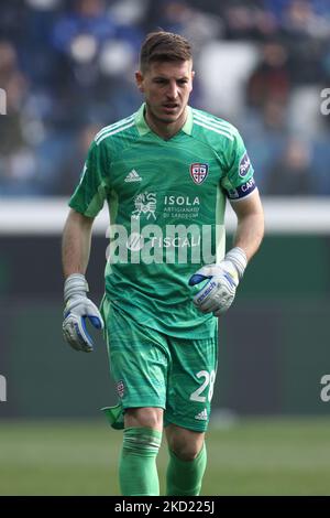 Alessio Cragno (Cagliari Calcio) guarda durante la serie italiana di calcio Una partita Atalanta BC vs Cagliari Calcio il 06 febbraio 2022 allo Stadio Gewiss di Bergamo (Photo by Francesco Scaccianoce/LiveMedia/NurPhoto) Foto Stock