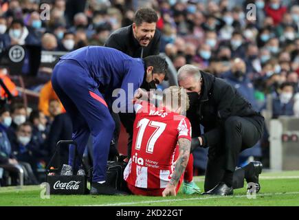 Daniel WASS è ferito e Simeone gli dice di continuare a giocare durante la partita tra il FC Barcelona e il Club Atletico de Madrid, corrispondente alla settimana 23 della Liga Santander, disputata allo stadio Camp Nou, a Barcellona, il 06th febbraio 2022. (Foto di Joan Valls/Urbanandsport /NurPhoto) Foto Stock