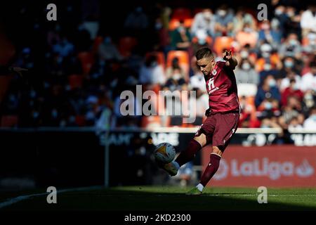 Andoni Gorosabel di Real Sociedad in azione durante la partita la Liga Santander tra Valencia CF e Real Sociedad allo stadio Mestalla il 6 febbraio 2022, Valencia, Spagna. (Foto di David Aliaga/NurPhoto) Foto Stock