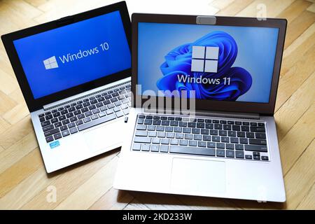 I logo dei sistemi operativi Windows 11 e Windows 10 vengono visualizzati sugli schermi dei notebook per la foto illustrativa. Cracovia, Polonia il 3 febbraio 2022. (Foto di Beata Zawrzel/NurPhoto) Foto Stock