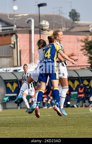 Amanda Nilden (Juventus) E Ana Jelencic (Verona) E Valentina Cernoia (Juventus) durante il calcio italiano Serie A Women Match Hellas Verona Women vs Juventus FC il 06 febbraio 2022 allo Stadio Sinergy di Verona (Photo by Giancarlo dalla Riva/LiveMedia/NurPhoto) Foto Stock