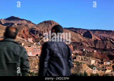 Uomini in piedi da un villaggio berbero situato nella Valle di Dades, nelle montagne dell'Alto Atlante in Marocco, Africa. (Foto di Creative Touch Imaging Ltd./NurPhoto) Foto Stock