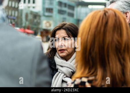 Anne Hidalgo parla con i pedoni. Il candidato politico di sinistra per le elezioni presidenziali del 2022, Anne Hidalgo, a Clermont-Ferrand, il 4 febbraio 2022. (Foto di Adrien Fillon/NurPhoto) Foto Stock