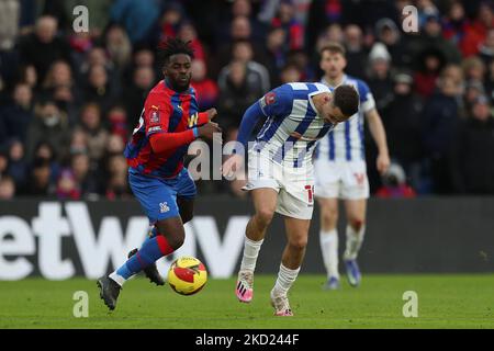 Jeffrey Schlupp di Crystal Palace combatte con Luke Molyneux di Hartlepool United durante la partita della fa Cup tra Crystal Palace e Hartlepool United a Selhurst Park, Londra, sabato 5th febbraio 2022. (Foto di Mark Fletcher/MI News/NurPhoto) Foto Stock