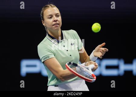 Anett Kontaveit di Estonia in azione durante il turno femminile di singolare 32 partita del WTA 500 St. Petersburg Ladies Trophy 2022 Torneo Internazionale di Tennis contro Jil Teichmann di Svizzera il 7 febbraio 2022 alla Sibur Arena di San Pietroburgo, Russia. (Foto di Mike Kireev/NurPhoto) Foto Stock